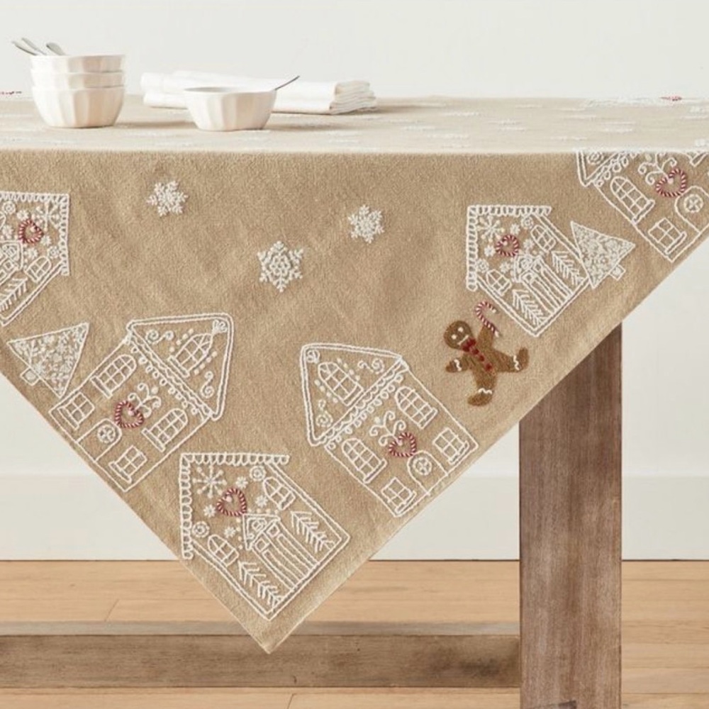 🎄Pottery Barn🎄Gingerbread Village Embroidered Table Throw